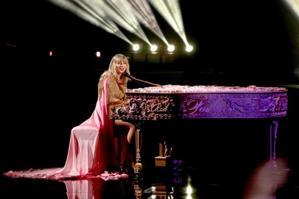 泰勒丝以生涯累计29座奖项,超越麦可杰克森(Michael Jackson)的生涯24座奖纪录。(图片来源:JC Olivera/Getty Images)