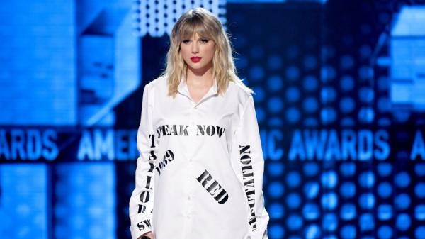 泰勒丝不仅歌唱表演出色,私下对待粉丝也相当友爱且心地善良。(图片来源:Kevin Winter/Getty Images for dcp)