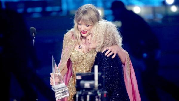 美国人气女歌手泰勒丝(Taylor Swift)横扫全美音乐奖“年度艺人”等6大奖。(图片来源:JC Olivera/Getty Images)