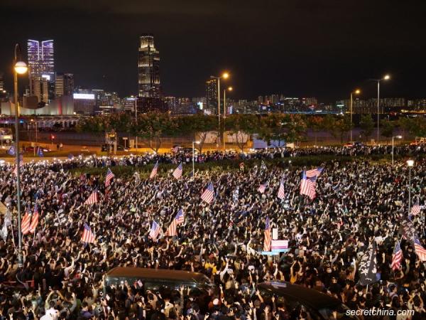 11月28日晚,香港人举办《香港人权与民主法案》感恩节集会。(图片来源:庞大伟/看中国)
