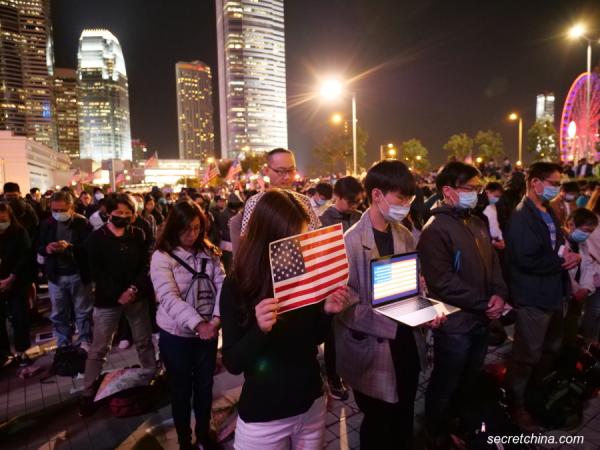 11月28日晚,香港人举办《香港人权与民主法案》感恩节集会。(图片来源:庞大伟/看中国)