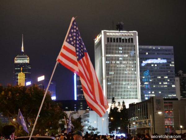 11月28日晚,香港人举办《香港人权与民主法案》感恩节集会。(图片来源:庞大伟/看中国)