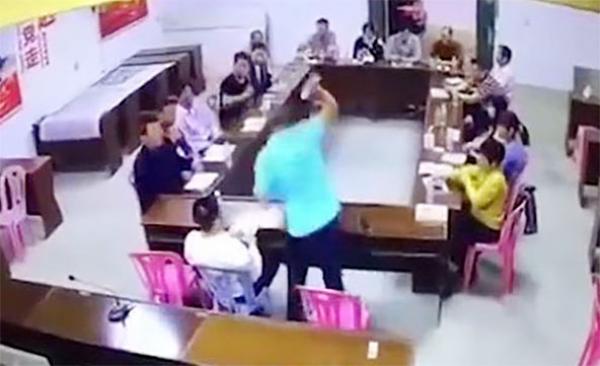 日前,广东潮州古巷镇某村的三名村官员,在开会期间互相撕打起来。(视频截图)