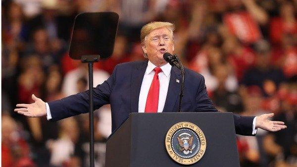 川普11月26日在佛罗里达BB&T中心发表演讲。(图片来源:Joe Raedle/Getty Images)