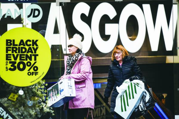 在圣诞节前的黑色星期五盛大促销期间,成群的购物者正在寻找便宜货。(Getty Images)