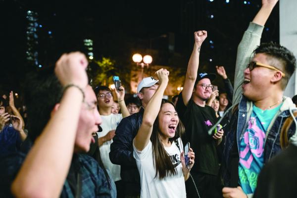 香港市民庆祝建制派候选人何君尧败走。(AFP via Getty Images)