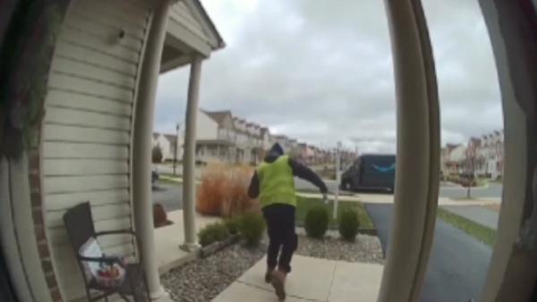 为了对辛劳的快递员表达谢意,德拉瓦州(Delaware)一名女子于感恩节期间,在家门口放置一些糖果零食,意外的拍到一名快递员见到这个屋主的心意后,开心得跳起舞来。(视频截图)