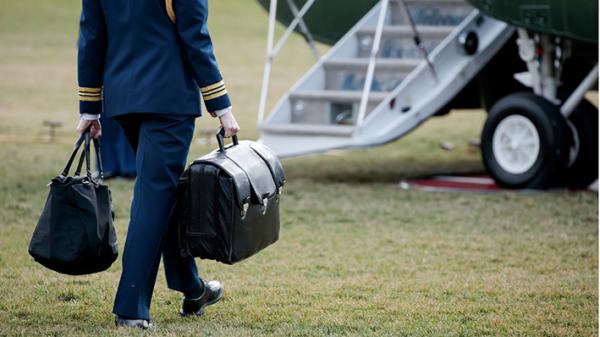 核武手提箱(Nuclear briefcase)示意图(Drew Angerer/Getty Images)