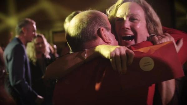 房产公司颁发年3亿终奖金犒赏所有员工,耶诞晚会现场每人都拿到写有自己名字的红包。