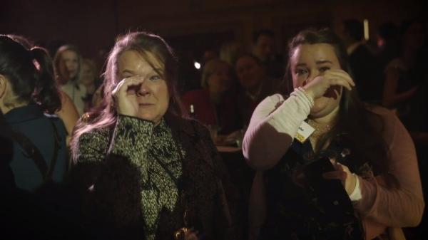 198名员工人人有奖,不少员工当场喜极而泣。