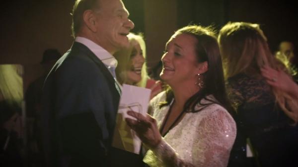 许多员工哭成一团,还排队向总裁道谢,并希望和总裁拥抱,想要和他分享自己要怎么运用这笔意外之财,改善自己的生活。(以上图片来源皆为:脸书视频撷图