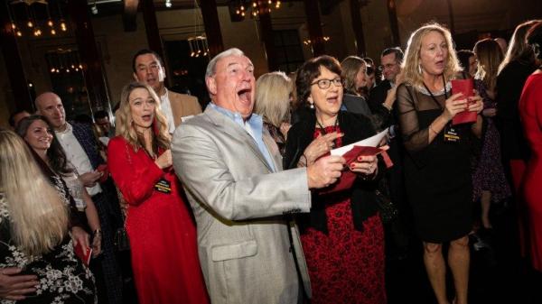 这间房产公司年终狂发3亿大红包,198名员工通通有奖,有的忍不住张大嘴巴、惊讶地捂着嘴,当场喜极而泣。(图片来源:脸书视频撷图)