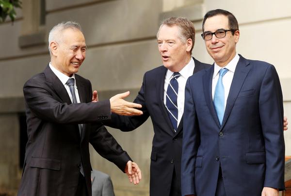 国务院副总理刘鹤(左)和美方贸易代表莱特希泽(中),财政部长姆努钦(右)。(Getty Images)