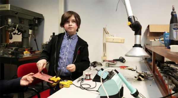 西蒙斯在实验室。（视频截图）