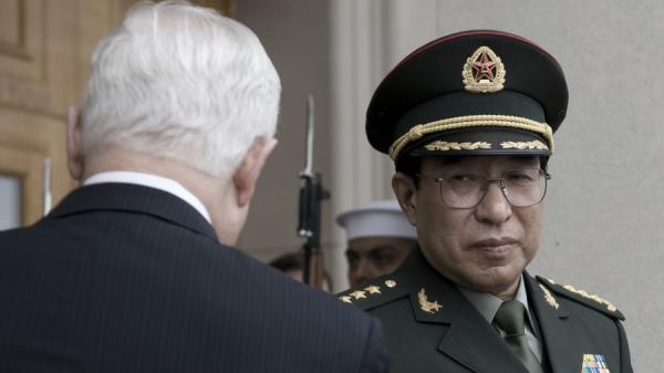 这个卖官敛财网,正是徐才厚的亲信巧妙地进行制度设计,实施所谓的民主测评和后备干部制度搞出来的,表面看是唯才是举,实际是唯财是举。(图片来源: JIM WATSON/AFP/Getty Images)