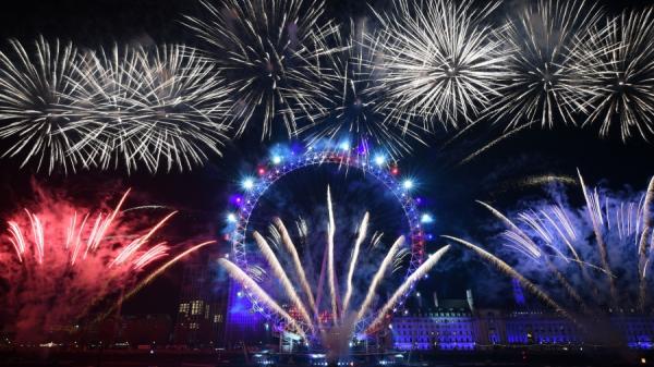 英国伦敦跨年烟火，于“伦敦之眼”摩天轮绽放。(图片来源：DANIEL LEAL-OLIVAS/AFP via Getty Images)