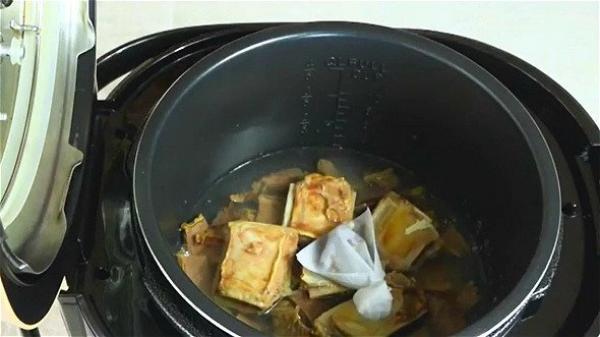 将牛肉片放入锅中,加入料包和盐、胡椒粉,加适量水盖过所有材料。