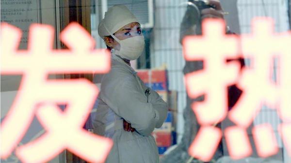 图为2003年中国遭SARS袭击时,广州一家医院的一名护士。(AFP via Getty Images)