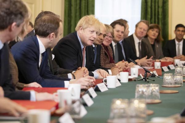 英国首相鲍里斯•约翰逊在大选后的首次内阁会议上发表讲话。(Getty Images)
