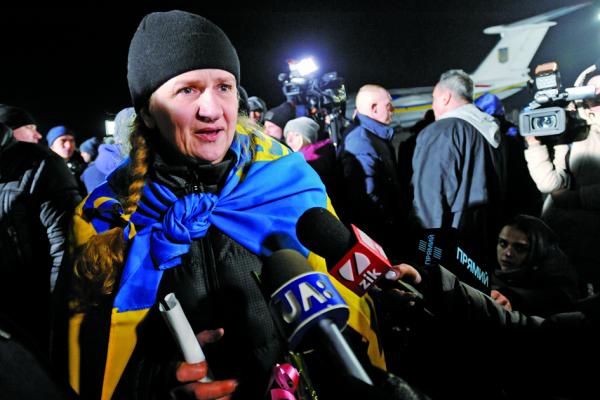 2019年12月29日,基辅郊外的鲍里斯波尔机场,一名被亲俄叛军释放的妇女被记者包围。(Getty Images)