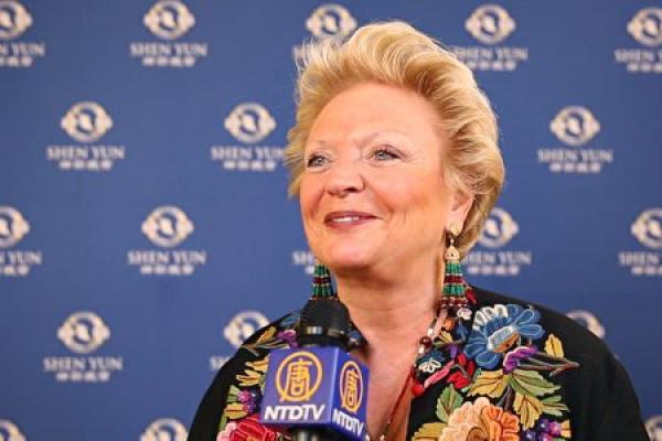 2020年1月10日晚,意大利王室公主Beatrice di Borbone-Due Sicilie在那不勒斯圣卡洛剧院观看神韵演出。(图片来源:NTDTV)