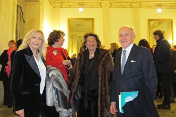 1月10日,意大利歌剧和交响乐全国联盟主席Daniela Traldi(左)当晚和先生Stefano Traldi(右)跟朋友一起观看了神韵演出。(图片来源:大纪元)
