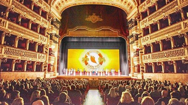 1月10日,美国神韵巡回艺术团在意大利那不勒斯的首场演出爆满。(图片来源:img3))