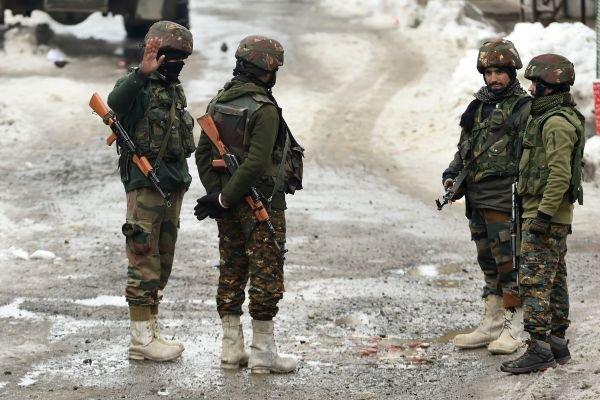 印度士兵在雪地里站岗(示意图/非本文图片/图片来源:TAUSEEF MUSTAFA/AFP via Getty Images)