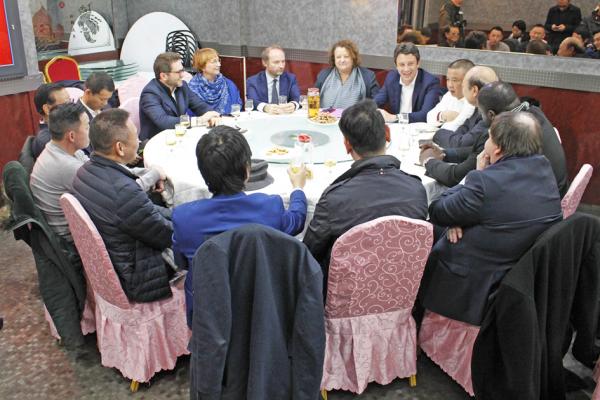 格里沃与卡兰德拉女士等人在美丽城的新蓬莱酒楼与街区商家交谈