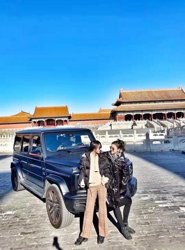 1月17日,“露小宝LL”在微博晒出,她开着大奔停在故宫太和门广场的照片。