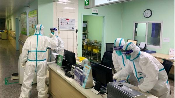 日前湖北航天医院医生胡电波冒险向外界披露：湖北总发热感染的人群已经超过十万，医院像地狱，四处喊救命。（图片来源：STR/AFP via Getty Images）