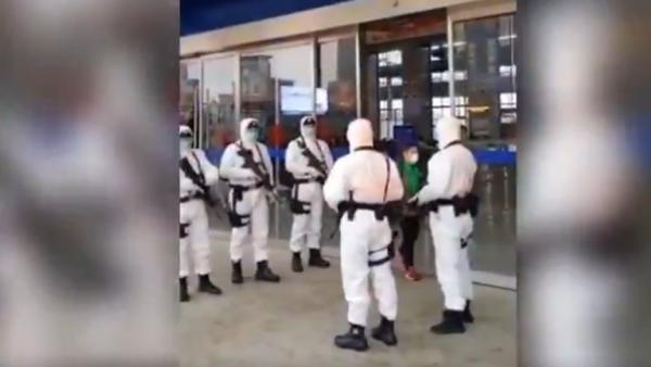 武警穿隔离服手持步枪戒备(网络图片)