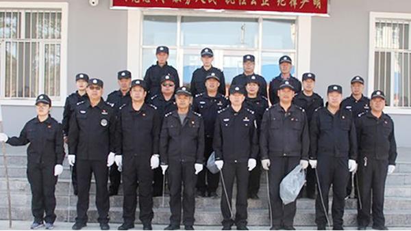 伊图里河森林公安局警员在一次植树活动中的照片。