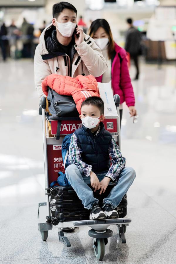 1月21日在北京大兴国际机场,头戴口罩的旅客。(AFP via Getty Images)