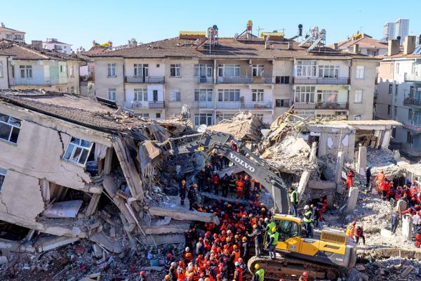 2020年1月26日,土耳其东部地震发生后,救援人员从建筑物的废墟中移走尸体。(AFP/Getty Images)