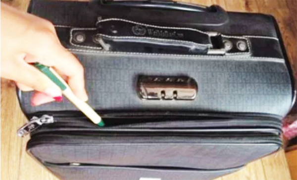 演示用一支笔就可以打开行李箱的拉链。(视频截图)