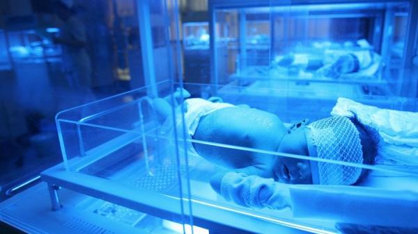 保温箱里的新生儿(示意图/非本文图片/图片来源:China Photos/Getty Images)