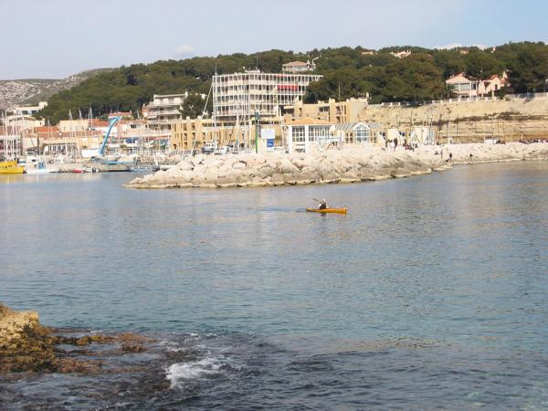 第一批撤回的人被安排在了马赛附近的卡里勒鲁埃(Carry-le-Rouet)度假村。(维基百科)