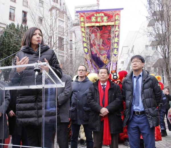 巴黎市长伊达尔戈（左一）在剪彩仪式上致辞。13区企业协会副会长林修武律师（右一）（摄影：林莲怡/看中国）