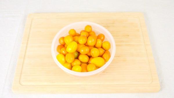 金橘洗净后，用盐水浸泡30分钟。