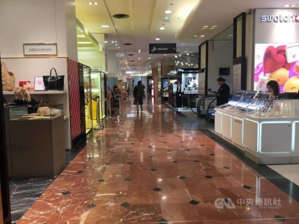 武汉肺炎冲击全球观光业,依赖中国客源的精品业首当其冲。法国拉法叶百货近日出现空荡情形,从业人员表示,部分较为依赖中国客群的店家,销售额已掉至少5成。圖攝於2月13日。中央社記者曾婷瑄巴黎攝 109年2月14日