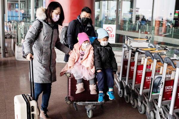 武汉肺炎疫情爆发期间,有民众戴口罩出游。(Getty Images)