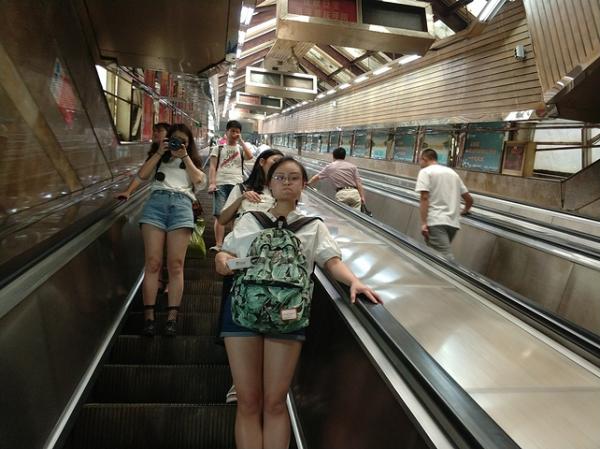 触摸过公共物件,例如电梯扶手、升降机按钮及门柄后一定要洗手。 (图片来源:travel)