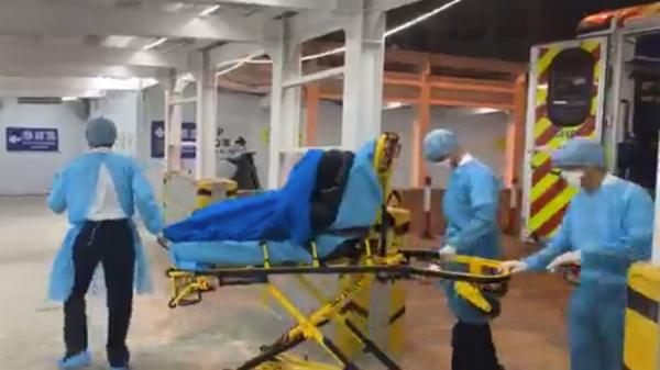 确诊武汉肺炎的48岁警察及其家人,20日由救护员送往联合医院接受治疗。(图片来源:视频截图)