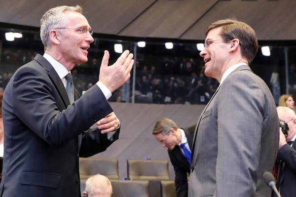 2月13日，在布鲁塞尔举行的北约国防部长会议上，北约秘书长斯托尔滕贝格（左）与美国国防部长埃斯珀交谈。(AFP／Getty Images)