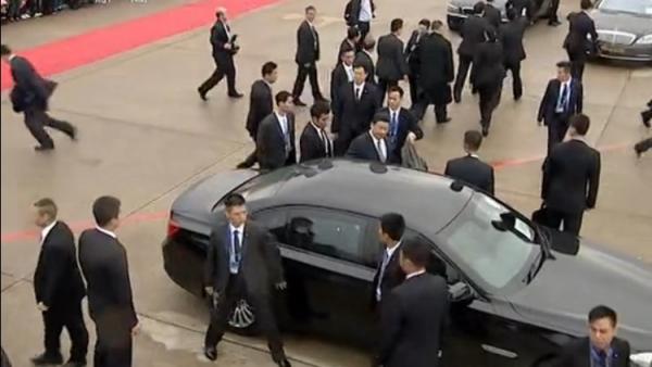 有美国情报机构消息人士透露，一些中共高官有制定应急逃离计划的迹象。图为2014年12月19日，习近平乘车前往澳门半岛。“中南海保镖”严密护卫。（图片来源：视频截图）