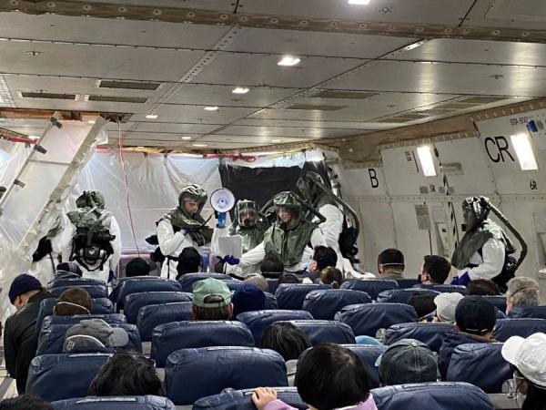 撤侨飞机是改装了的货机载人,条件十分简陋。