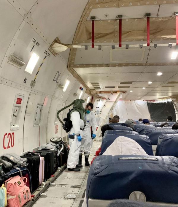 撤侨飞机是改装了的货机载人,条件十分简陋。