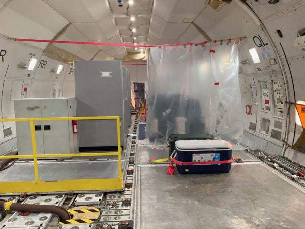 前面是工作人员的休息室,只是用塑料布隔开。