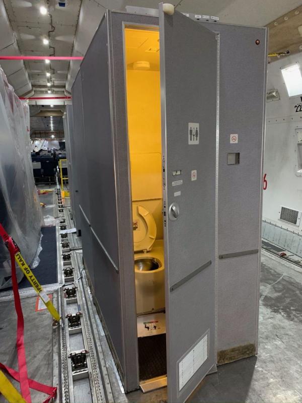 后面是临时搭的厕所。